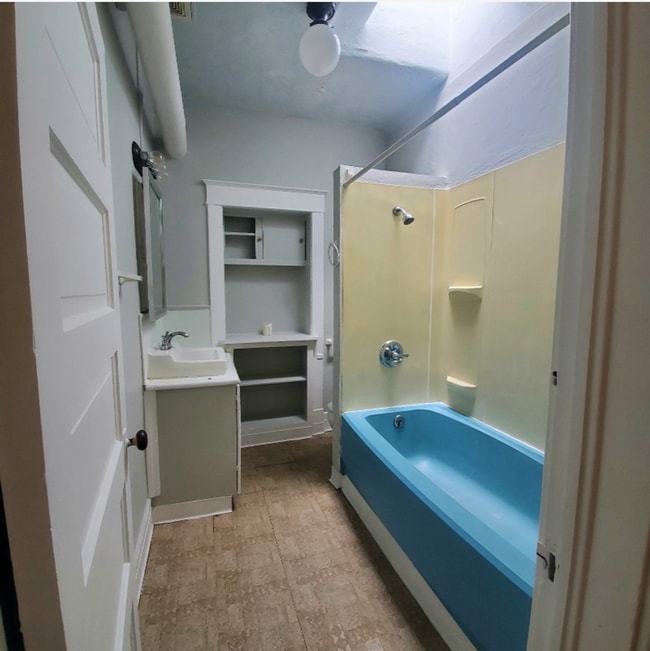 Building Photo - 1105 E 5th St Unit 1105 E 5th ST 1/2