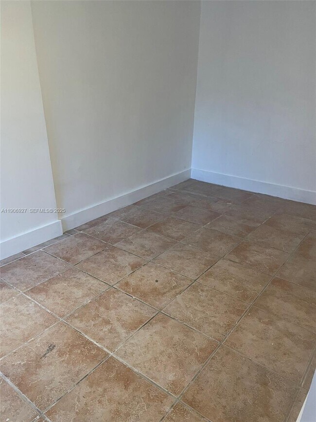 Photo - 746 NE 80th St Unidad Gar