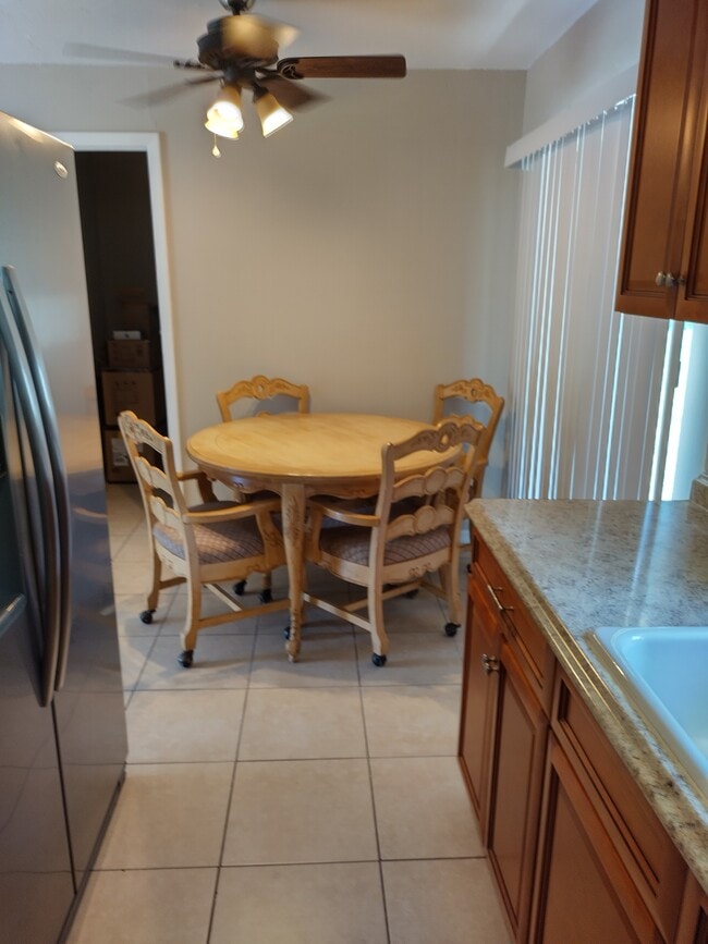 área de comedor - 25 Crescent Lake Dr