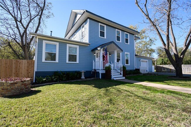 Photo - 307 Walnut Dr E