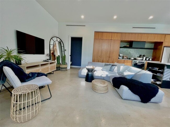1713 Bluebonnet Ln