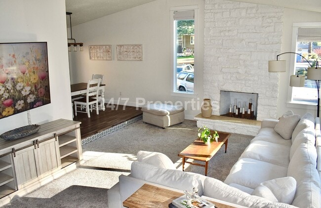 Photo - Comfortable Living with a Generous Yard in Gladstone