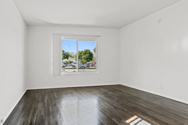 Photo - 10910 Santa Monica Blvd Unidad 04C