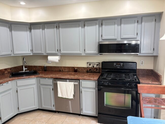 Kitchen - 113 Cascade Ct Unit 6
