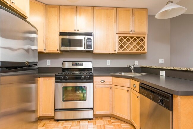 Building Photo - 610 Newark St. Unit 4F