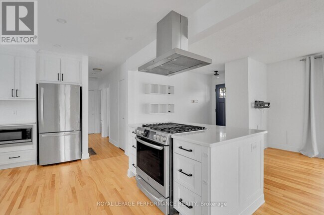 Photo - 940 Brant St