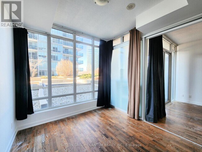 Photo - 90 Park Lawn Rd Unité 203