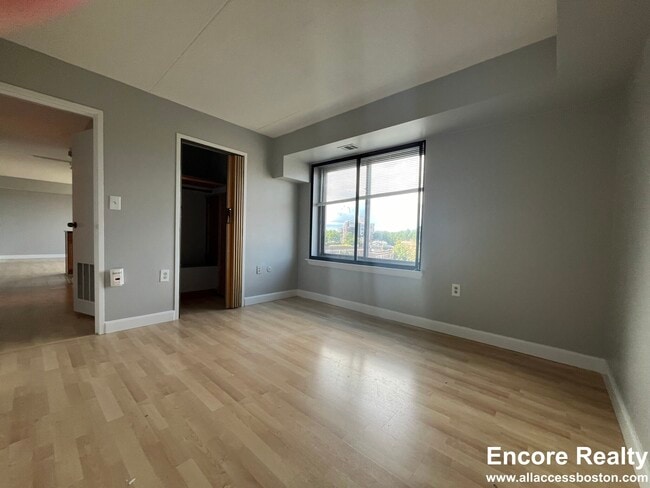 Photo - 1243 Beacon St