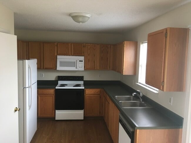 Photo - 4 bed 2.5 bath with a privacy fenced in yard!