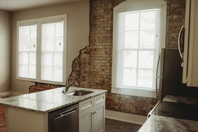 Kitchen Island - 529 Washington E St Unit Apt D