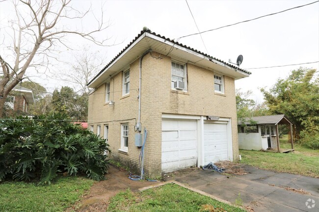 Building Photo - Cute garage apartment right off the sea wall!