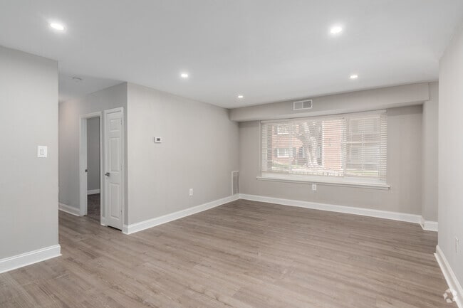 2BR, 2BA - 953SF - Living Room