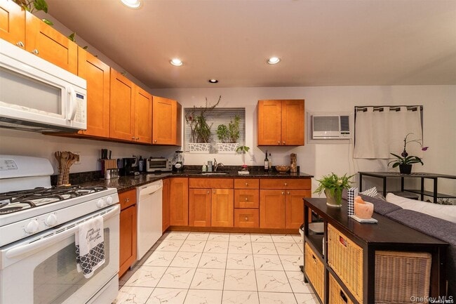 Photo - 680 W Beech St Unit B