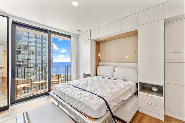 Photo - 987 Queen St