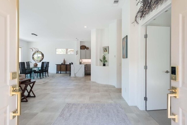 Photo - 211 Kavenish Dr