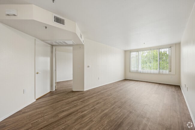 1BR, 1BA - 604SF - Living Room