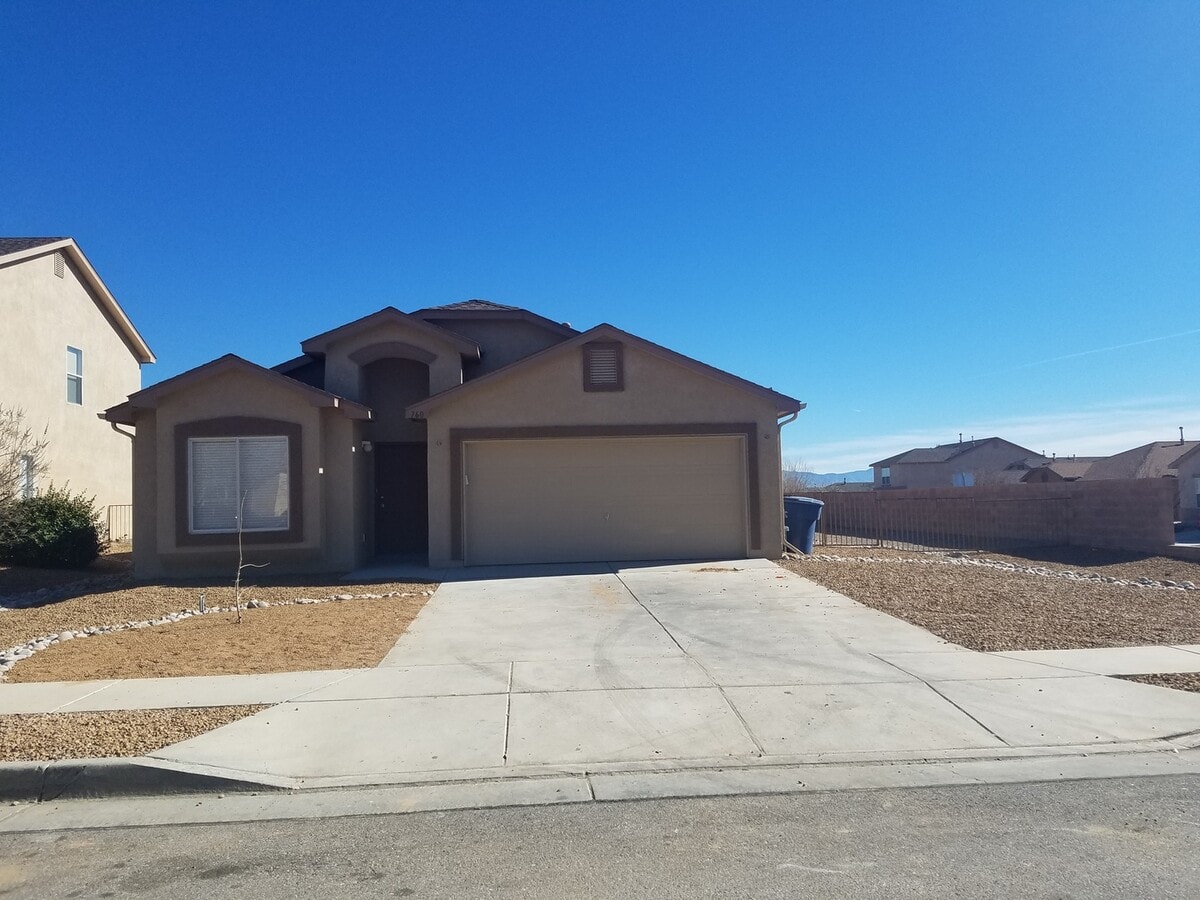 4 bed 2 bath home- New Carpet! - 4 bed 2 bath home- New Carpet!
