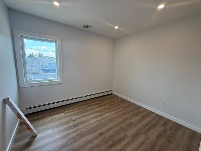 Building Photo - 276 W Nicholai St Unit Upper Rental