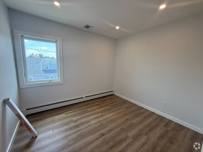 Building Photo - 276 W Nicholai St Unit Upper Rental