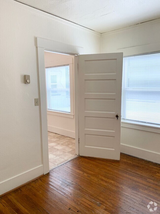 Building Photo - 1 Bedroom in Sellwood Unit 9 Rental