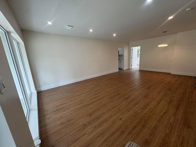 Photo - 725 NE 160th Terrace