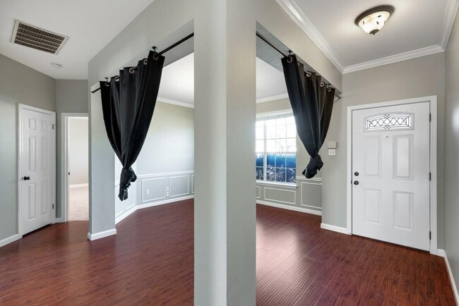 Photo - 1135 Disraeli Cir