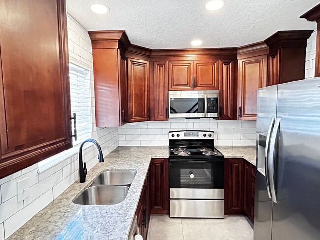 Newly Renovated 2/1.5 Condo in Gated Commu... - Newly Renovated 2/1.5 Condo in Gated Commu...