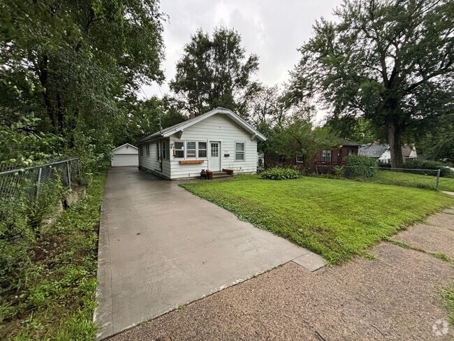 Building Photo - 2 Bedroom, 1 Bathroom home with large garage