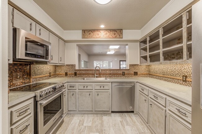 Photo - 5303 Shady Oak Cir