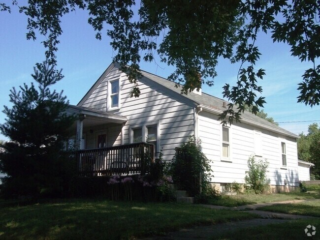 Building Photo - 3 bedroom, 1 bath Home - Available August ...