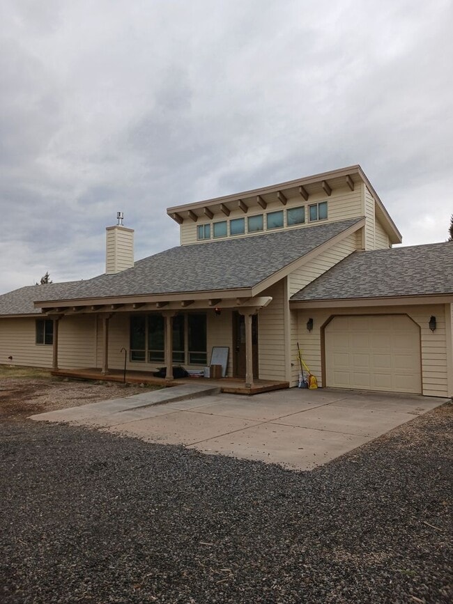 Building Photo - Beautiful Unique 4 Bedroom home with a loft & 3 full bathrooms!