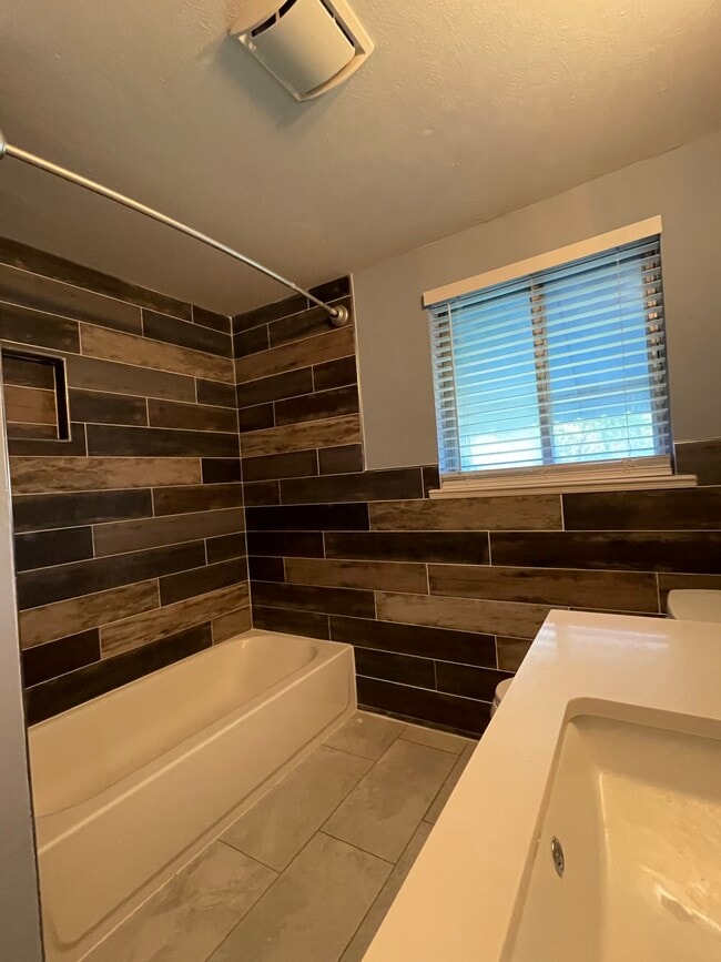 Baño completo en la planta alta - 6252 Westcreek Dr