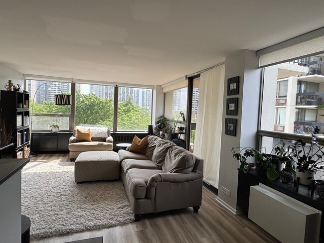 Photo - 1460 N Sandburg Terrace