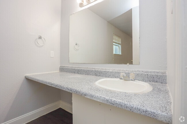 2BR, 2BA - 824SF - B3