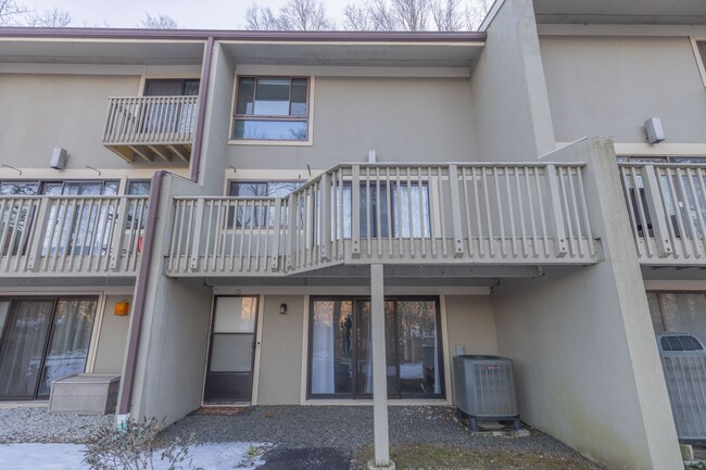 Well Maintained 3 Story, 2 Bedroom Condo - Well Maintained 3 Story, 2 Bedroom Condo