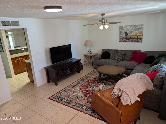 Photo - 1039 E Larkspur Ln