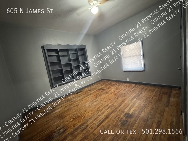 Photo - 605 N James St