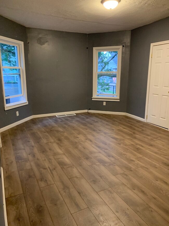 Living Room - 405 Blatchley Ave Unit 1st Floor