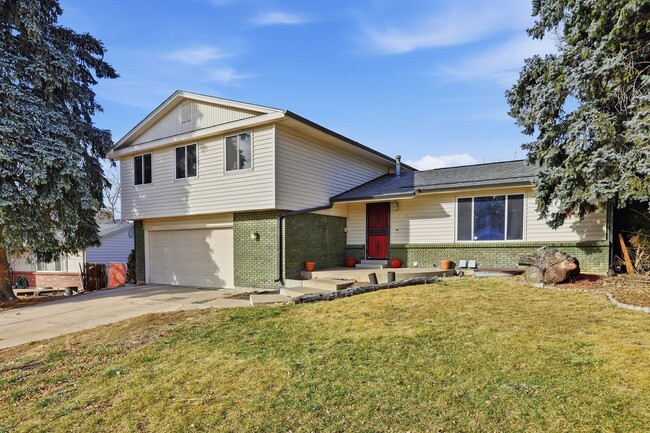 Building Photo - 5 bedroom, 3 bath home in desirable Arvada neighborhood.