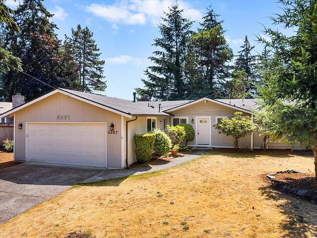 Building Photo - "Charming 3-Bedroom Bellevue Apartment with 2 Full Baths and 1240 Sq Ft of Living Space!"