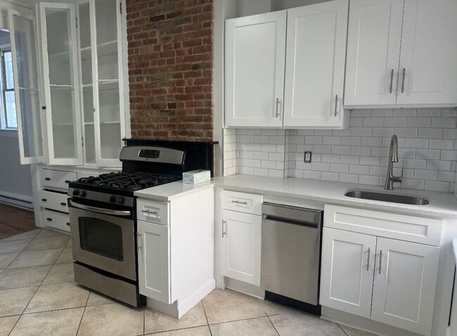 Photo - 492 Monmouth St
