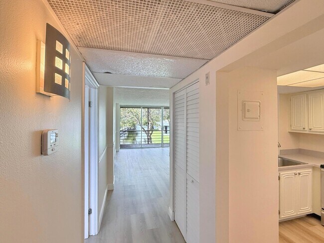 Photo - 113 Royal Pk Dr Unidad 2C