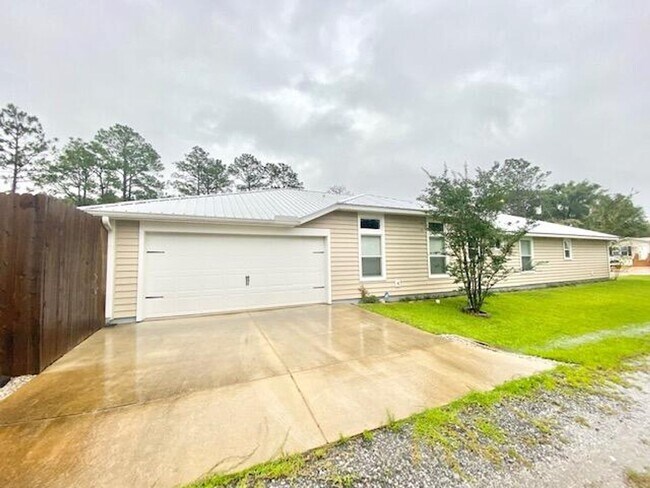 Photo - 210 Pines St