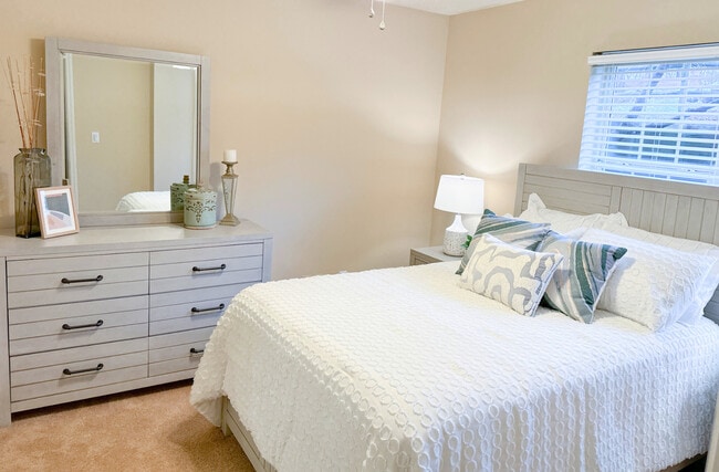 Dormitorio principal en el apartamento de dos dormitorios en los apartamentos Cardinal de Greensboro, Carolina del Norte - Cardinal Apartments