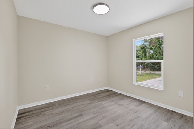 Photo - 916 23rd St E