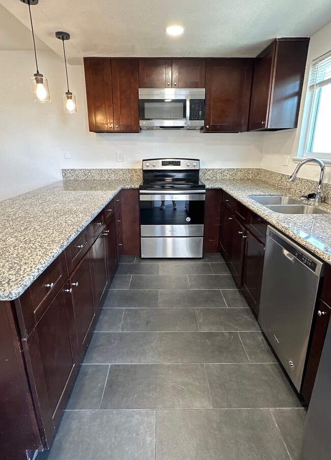 Building Photo - Sand Creek Unit D
