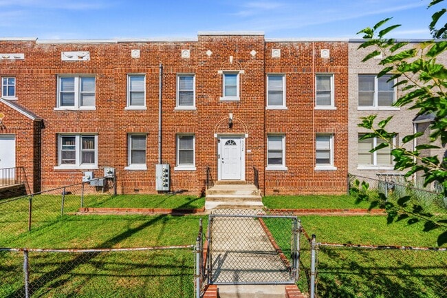 Building Photo - 5324 4th St NW Unit 1