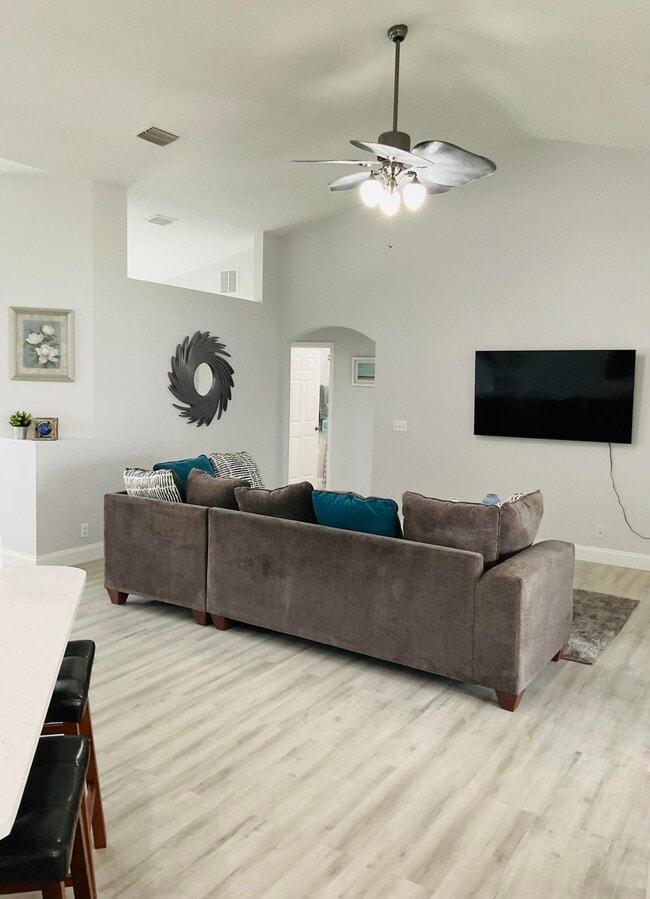 Photo - 854 SW Paar Dr