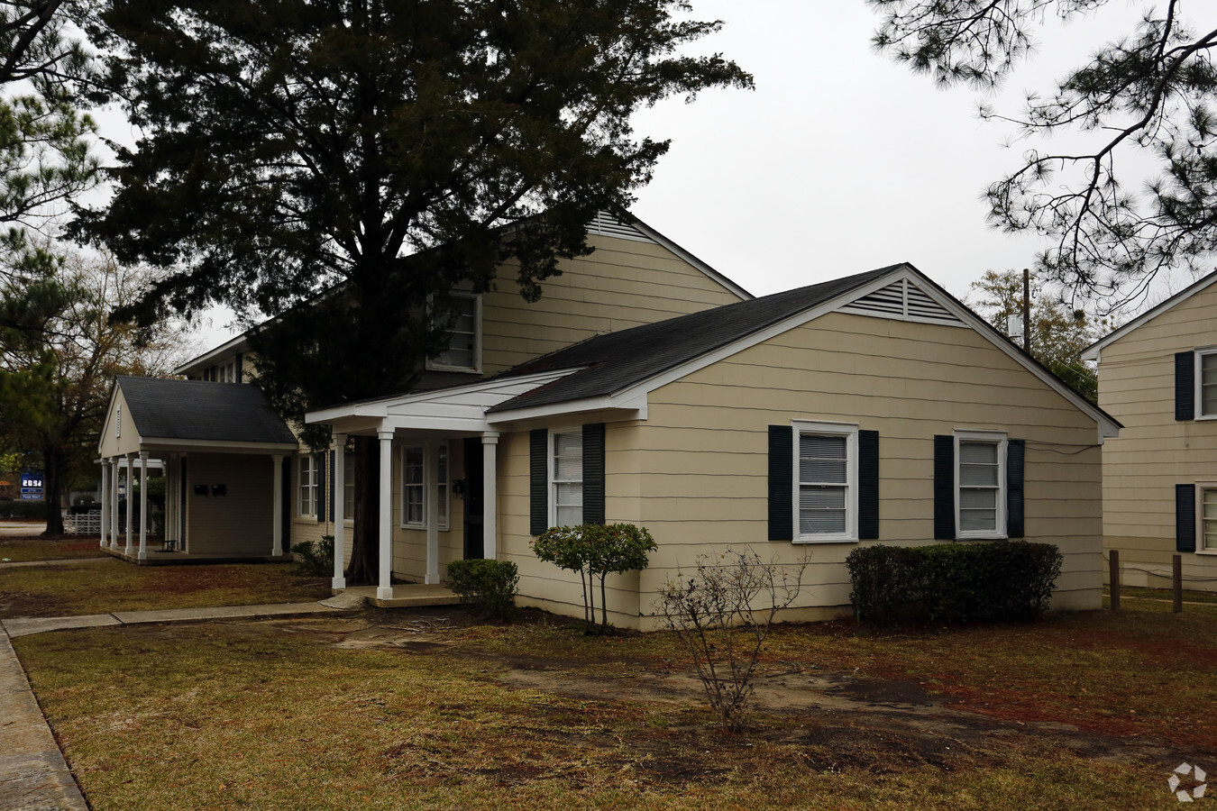 Briarwood Apartments - Briarwood Apartments