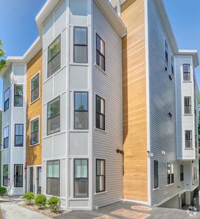Building Photo - 215 Havre St Unit #1 Rental